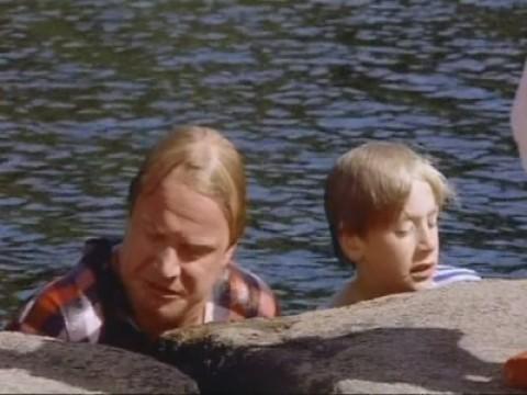 Jonas fällt ins Wasser