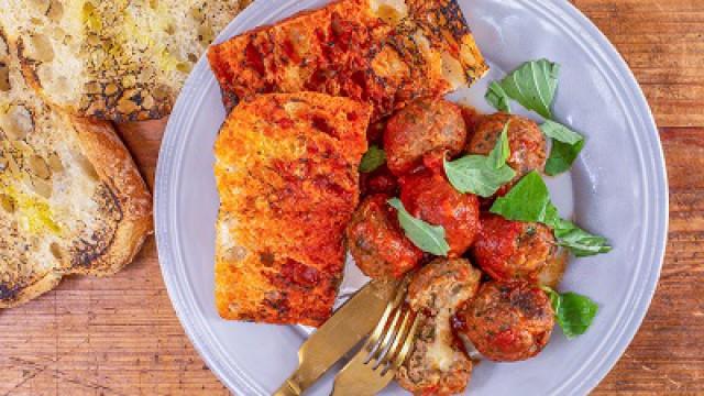 Rachael’s in the kitchen with her culinary team, and they’ve got three brilliant ways to serve snacks for a crowd this season