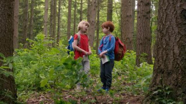 Karsten og Petra i skogen.