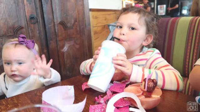 GIRLS AT THE MALL DRINKING MILKSHAKES!