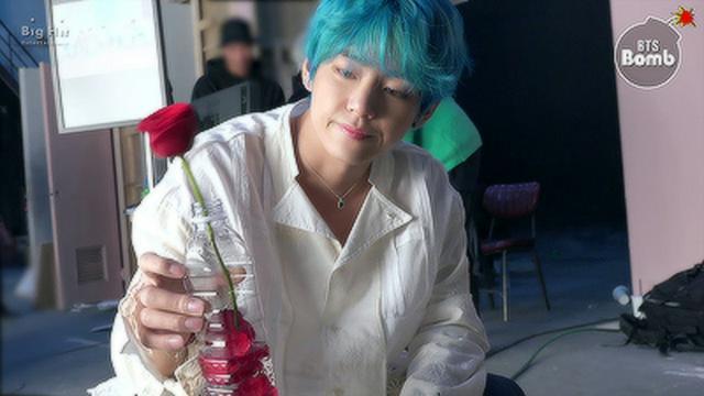 V's flower arrangement class