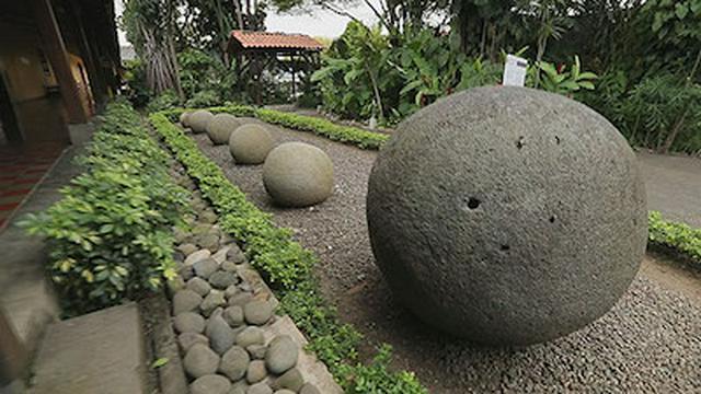 Precolumbian Chiefdom Settlements with Stone Spheres of the Diquís