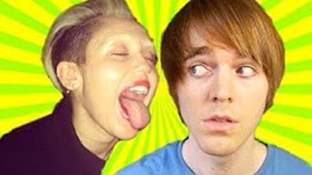 MILEY CYRUS HAS NO EYEBROWS!?