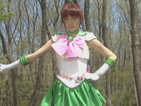 Jupiter Awakens Her Senshi Powers!