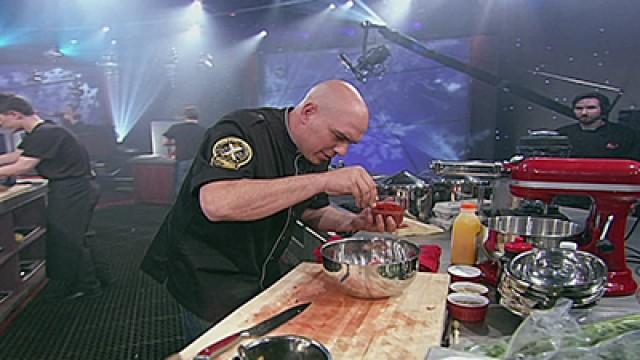 Cora vs Symon - Holiday Battle