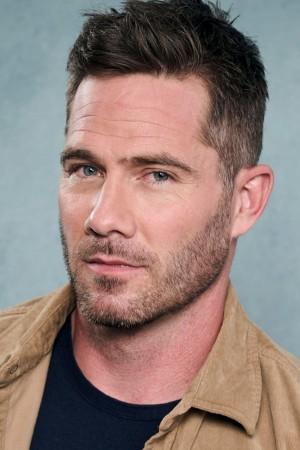 Picture of Luke Macfarlane