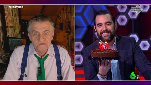 (14-05-20) Dani Mateo sorprende a Wyoming en pleno directo con una tarta por su cumpleaños