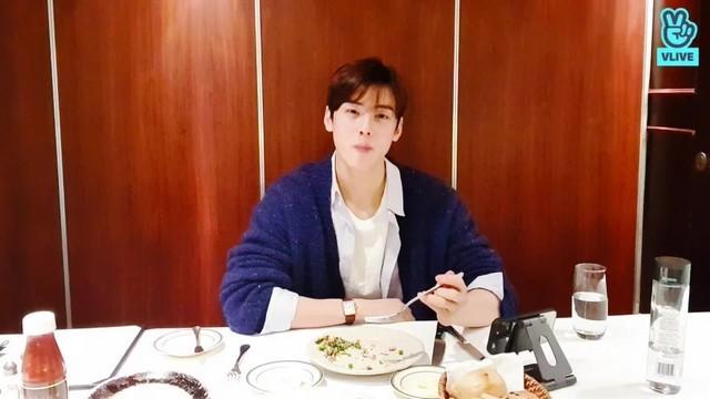 Eun-Woo's early birthday party that's new every time you watch it