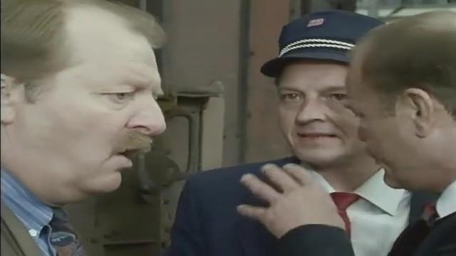 Ein Mann am Zug (1)