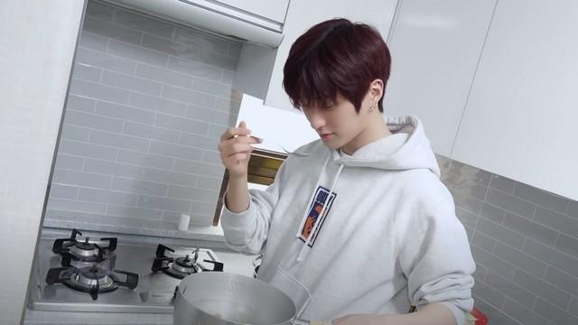 Chef Chan's ♥ Love ♥ Making Harry Birthday Seaweed Soup (Feat. One Heart Leaders)