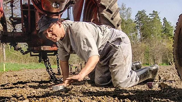 Mikko ajelee traktorilla, Helena taksilla ja Nenna yhdistelmärattailla