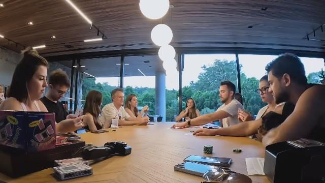 Churrasquin na Piscina com Visitas Ilustres, Bolinho de Chuva da Vó e Jogando Cartas Noel