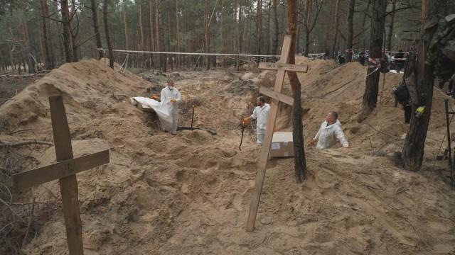 Ukraine : Izioum, des vivants et des morts