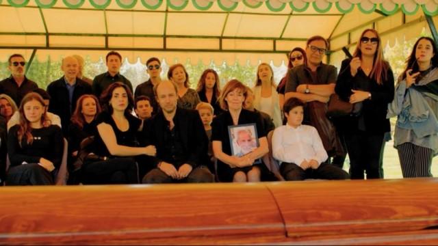 Amigos y familiares asisten al emocionante funeral de Armando