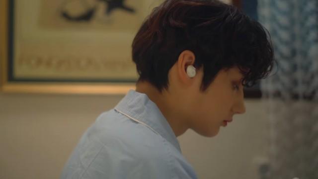 HUENINGKAI - 'Why Aren't You Sleeping Yet?'