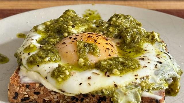 5 Ways to Pesto Eggs