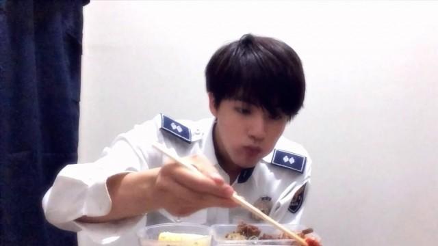 150720 밥 먹는 김석진 