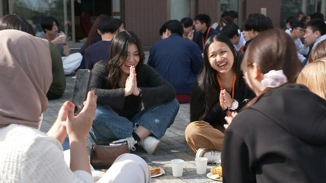 多国籍学生寮の72日間