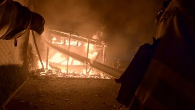 Garagenbrand eskaliert in Wohnviertel