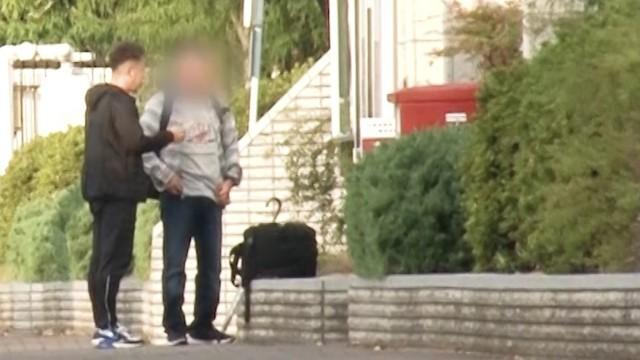 あなたに帰るところはありますか～塀の前で待つ人～