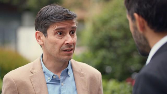 Max le ofrece dinero a Manuel por su silencio