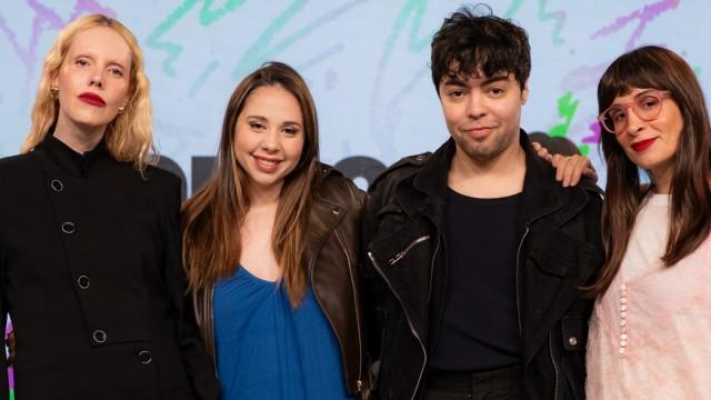 DISTORCENDO FALAS e FAZENDO  ARTESANATO