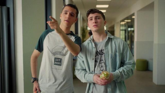 חברה יפה מדי