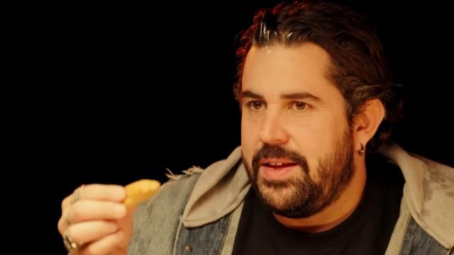 Artus ransacks the set