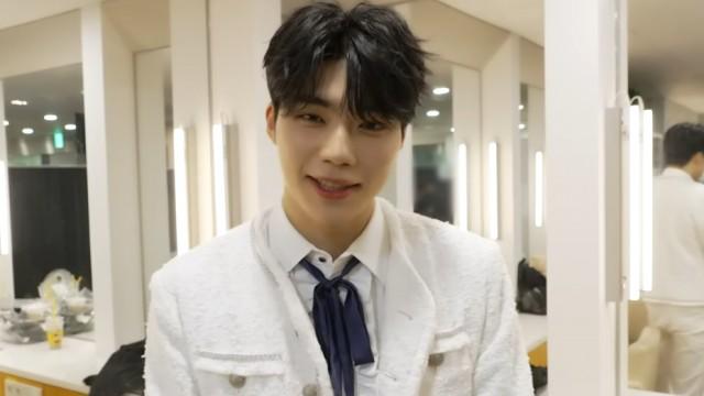 GUNWOOK's M COUNTDOWN Special MC Behind