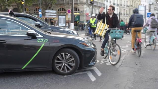 Fahrrad gegen Auto in Paris