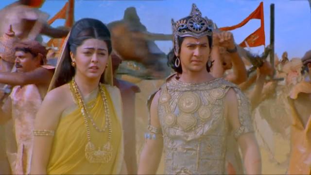 Abhimanyu survives Karna's attack