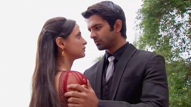 Khushi breaks her fast with Arnav