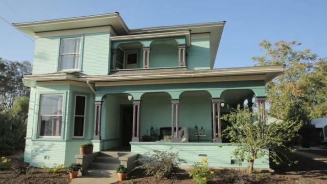 1900 Victorian Farmhouse