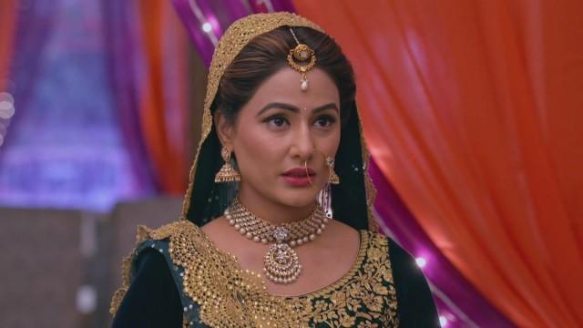 Akshara Suspects Riya