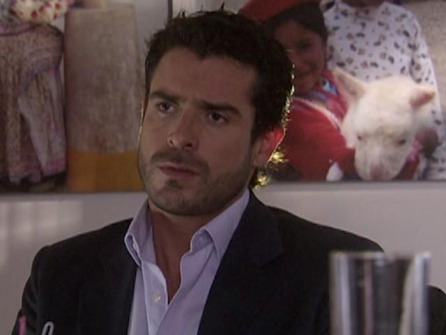 Florencia le pide a Marco que se quite la máscara