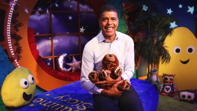 Chris Kamara - The Bear Who Stared