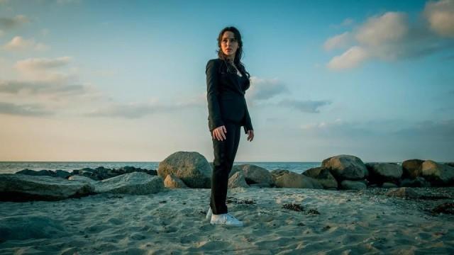 Das Mädchen am Strand (1)