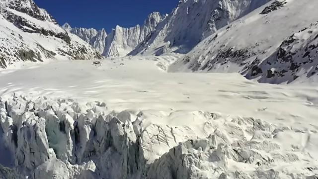 Sur le front des glaciers