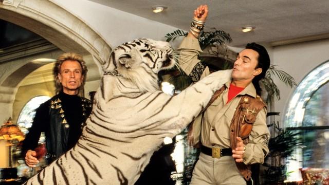 Siegfried & Roy: The Tiger Attack Pt. 1