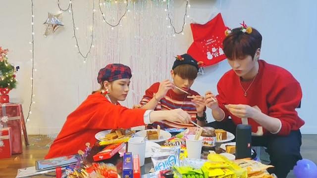 Making gingerbreadhouses ????????