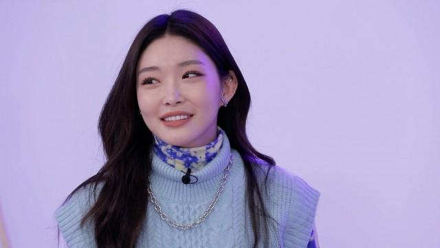 Chungha Becomes a Successful Fan in Showterview.