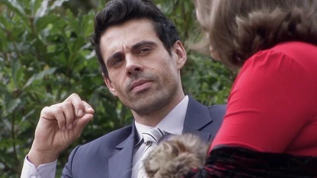 Matías descubre a Santiago siéndole infiel a su madre