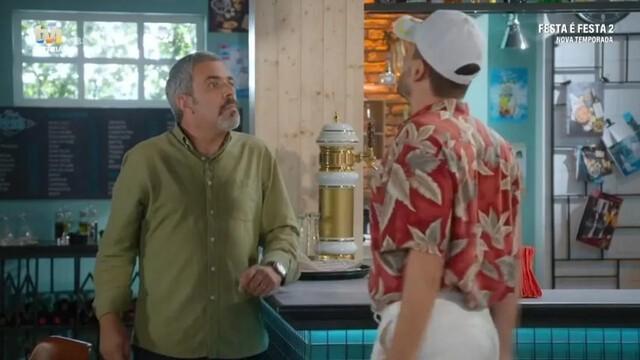 Bino e Tomé discutem o lugar à frente no táxi