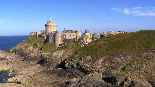 Passion patrimoine : sur le sentier des douaniers en Bretagne