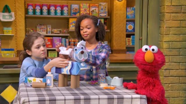 Elmo Builds a Robot Dog