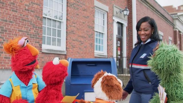 Elmo Mails a Letter