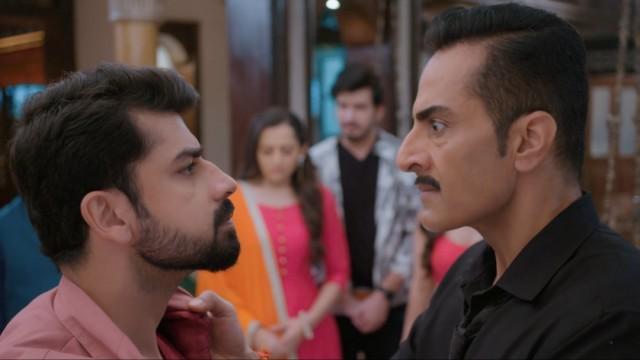 Vanraj Slaps Paritosh