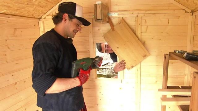 Marco, Mutti und Martin bauen einen Hühnerstall