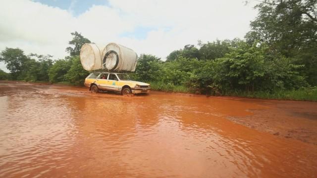 Guinea Conakry, Life on a Thread