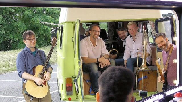 Ein vollgestopfter Bus und gefühlvolle Soldatinnen